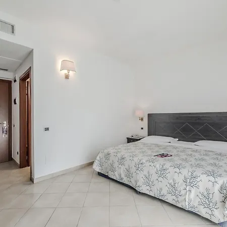 Hotiday Collection - Porto Azzurro 4* קאפוליברי