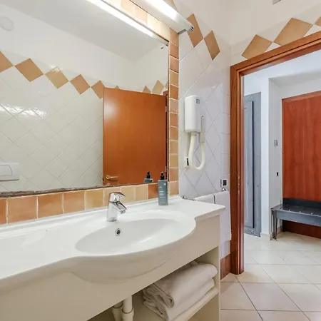 Hotiday Collection - Porto Azzurro 4* קאפוליברי